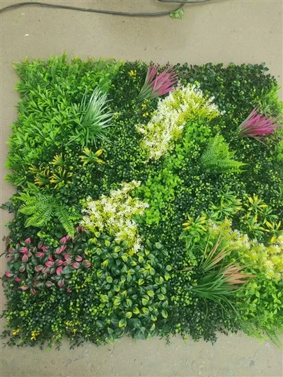 Parete decorativa dell'erba verde delle piante artificiali