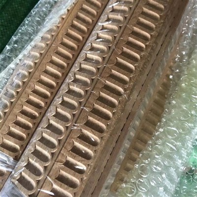 Le modanature di legno della mobilia decorativa delle modanature intagliate di legno solido accettano su misura